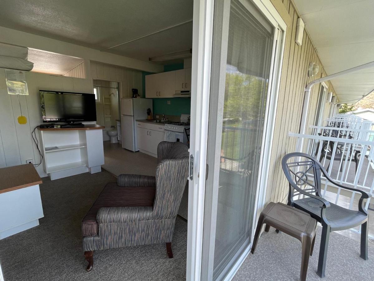 Okanagan Falls Holiday Beach Resort Motel מראה חיצוני תמונה